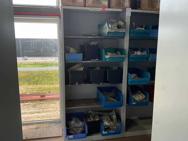 Metalen kasten met inhoud (2x) - afbeelding 1 van  11