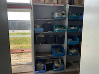 Metalen kasten met inhoud (2x)