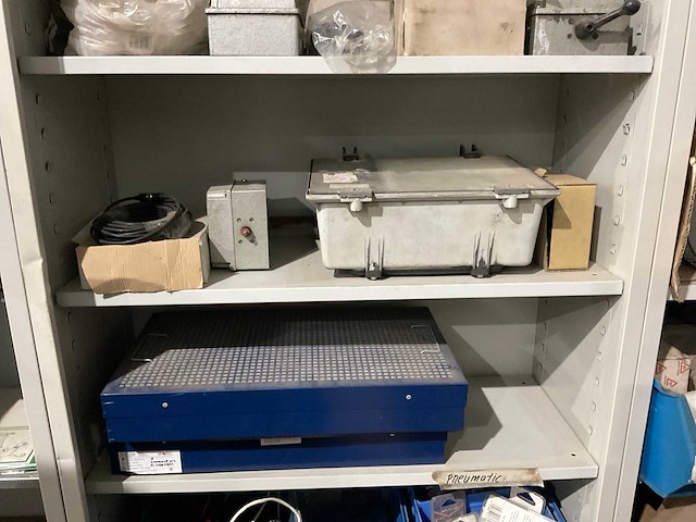 Metalen kasten met inhoud (2x) - afbeelding 7 van  8