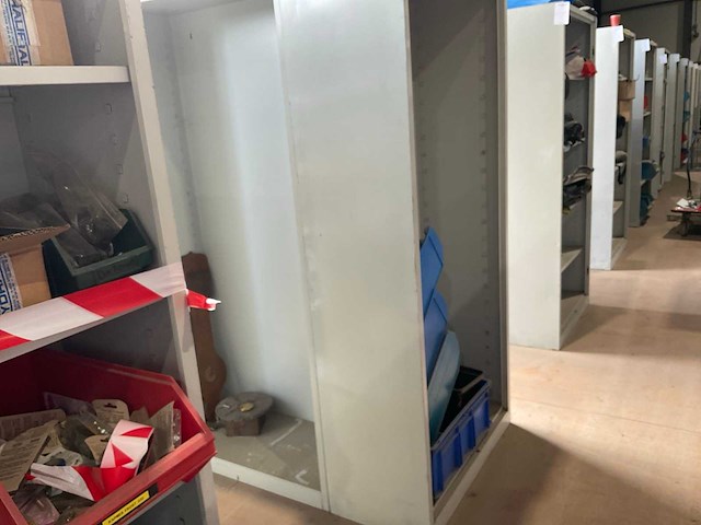 Metalen kasten met inhoud (4x) - afbeelding 2 van  8
