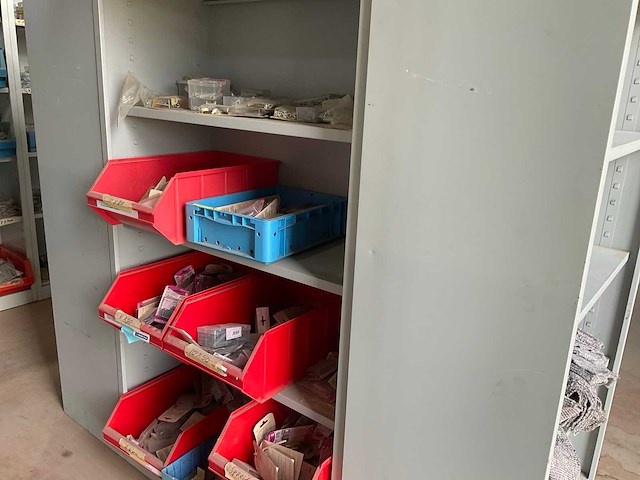 Metalen kasten met inhoud (4x) - afbeelding 2 van  13