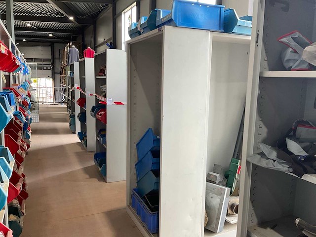 Metalen kasten met inhoud (4x) - afbeelding 1 van  8