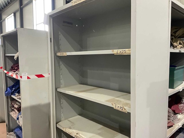 Metalen kasten met werkkleding (4x) - afbeelding 2 van  15