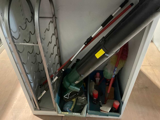 Metalen kasten met werkkleding (4x) - afbeelding 6 van  15