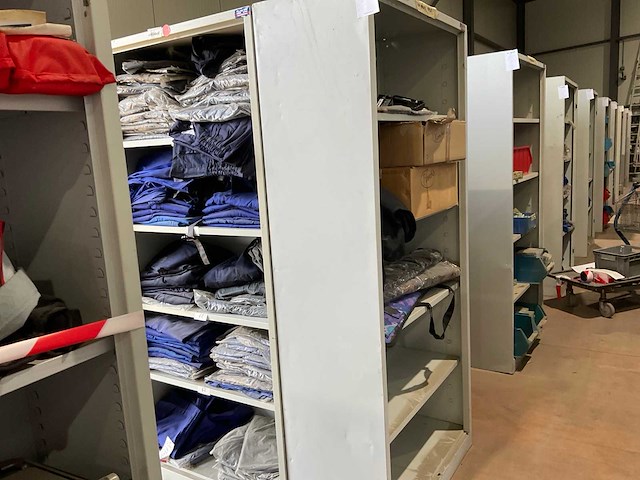 Metalen kasten met werkkleding (4x) - afbeelding 17 van  17