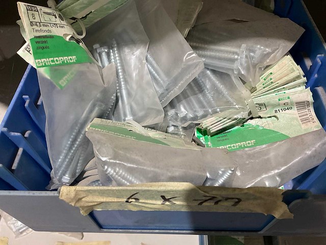 Metalen kasten met werkkleding (4x) - afbeelding 13 van  17