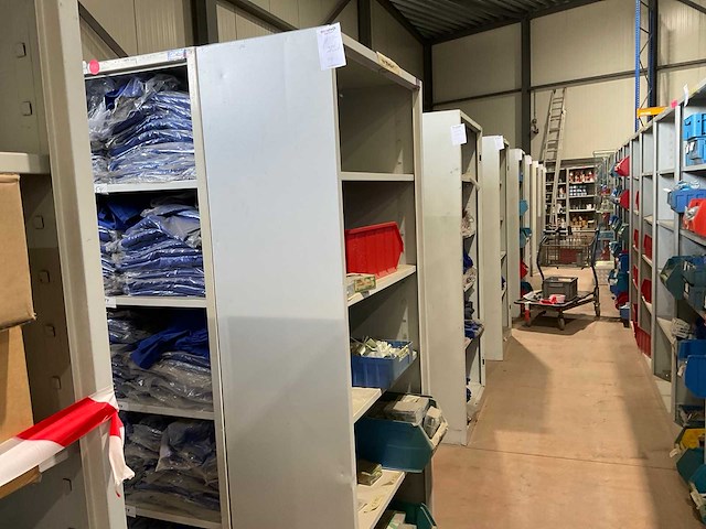 Metalen kasten met werkkleding (4x) - afbeelding 14 van  17