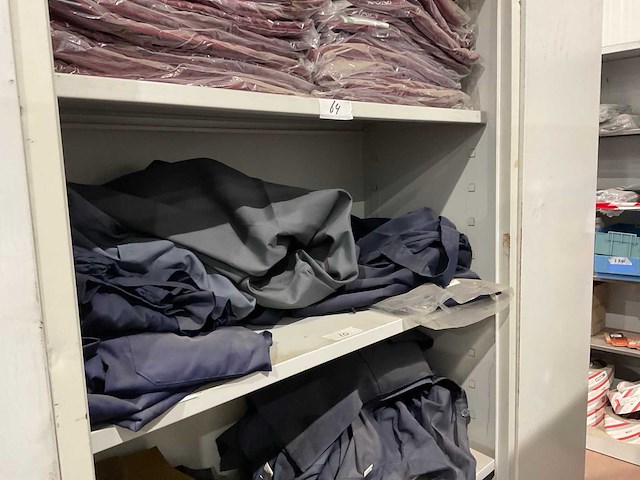 Metalen kasten met werkkleding (4x) - afbeelding 14 van  18