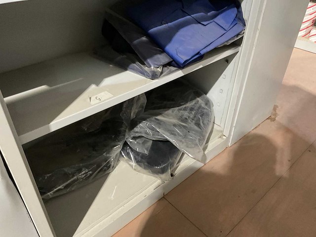 Metalen kasten met werkkleding (4x) - afbeelding 15 van  18