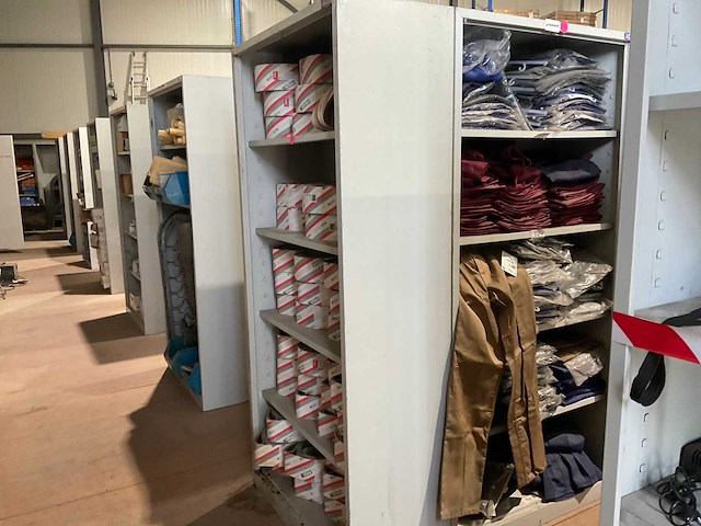 Metalen kasten met werkkleding (4x) - afbeelding 8 van  18