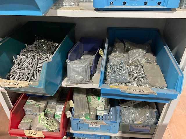 Metalen kasten met werkkleding (4x) - afbeelding 2 van  2