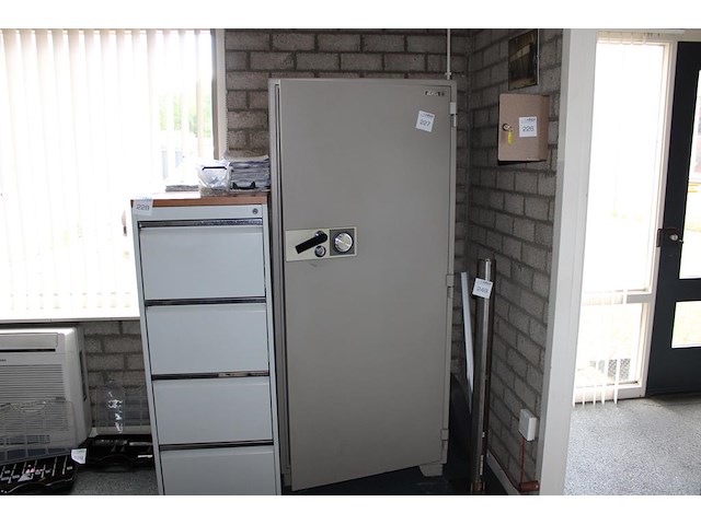 Metalen kluiskast jevel 255. afmeting 76 x 62 x 177 cm. - afbeelding 1 van  2