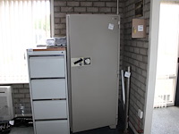Metalen kluiskast jevel 255. afmeting 76 x 62 x 177 cm.