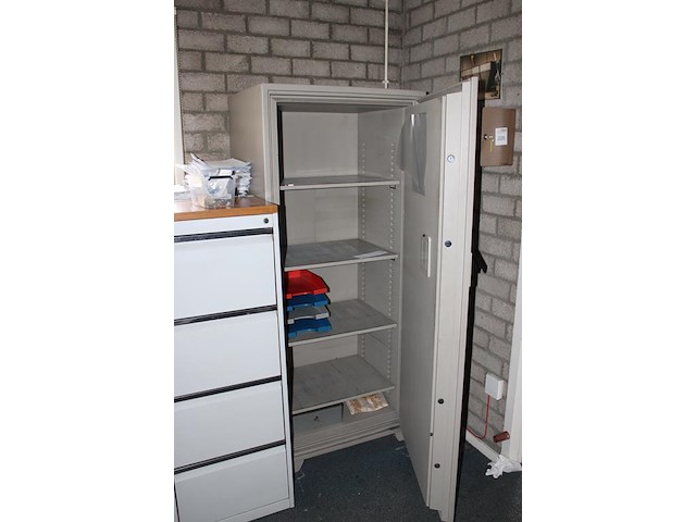 Metalen kluiskast jevel 255. afmeting 76 x 62 x 177 cm. - afbeelding 2 van  2