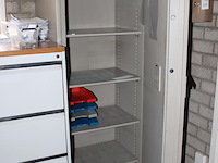Metalen kluiskast jevel 255. afmeting 76 x 62 x 177 cm. - afbeelding 2 van  2