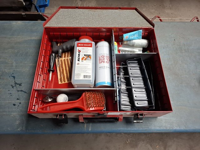 Metalen koffer met bandenreparatie materiaal, o.a. remax - afbeelding 1 van  6
