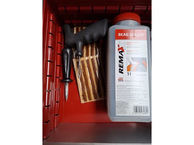 Metalen koffer met bandenreparatie materiaal, o.a. remax - afbeelding 3 van  6