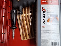 Metalen koffer met bandenreparatie materiaal, o.a. remax - afbeelding 3 van  6