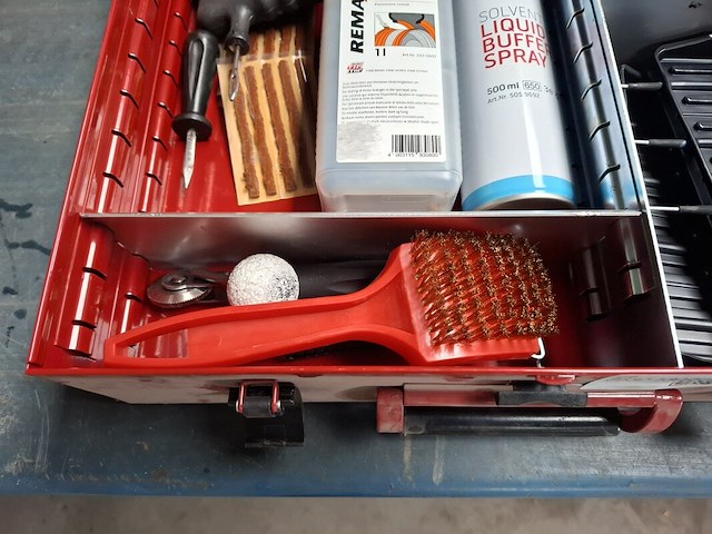 Metalen koffer met bandenreparatie materiaal, o.a. remax - afbeelding 6 van  6