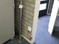 Metalen koffiecuphouder hoogte 105 cm.