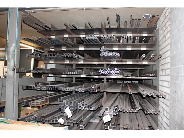 Metalen kokers en buizen in grote diversiteit. lengtes in basis 5 a 6 meter. let op: exclusief stelling. - afbeelding 1 van  4