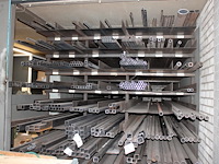 Metalen kokers en buizen in grote diversiteit. lengtes in basis 5 a 6 meter. let op: exclusief stelling.