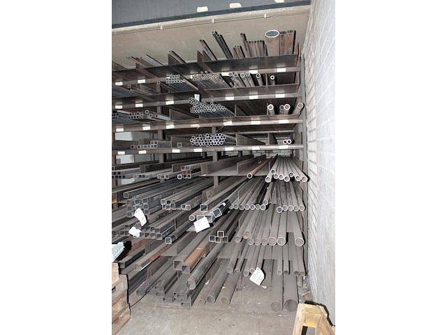 Metalen kokers en buizen in grote diversiteit. lengtes in basis 5 a 6 meter. let op: exclusief stelling. - afbeelding 2 van  4
