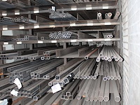 Metalen kokers en buizen in grote diversiteit. lengtes in basis 5 a 6 meter. let op: exclusief stelling. - afbeelding 2 van  4