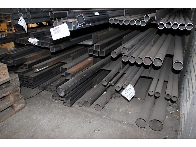 Metalen kokers en buizen in grote diversiteit. lengtes in basis 5 a 6 meter. let op: exclusief stelling. - afbeelding 3 van  4