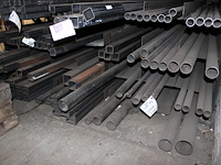 Metalen kokers en buizen in grote diversiteit. lengtes in basis 5 a 6 meter. let op: exclusief stelling. - afbeelding 3 van  4