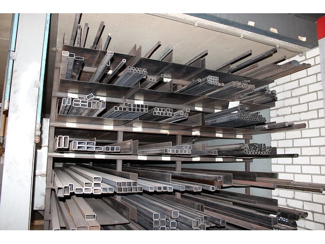Metalen kokers en buizen in grote diversiteit. lengtes in basis 5 a 6 meter. let op: exclusief stelling. - afbeelding 4 van  4