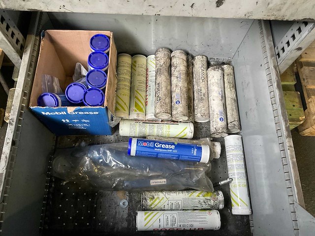 Metalen ladeblok met inhoud - afbeelding 3 van  3