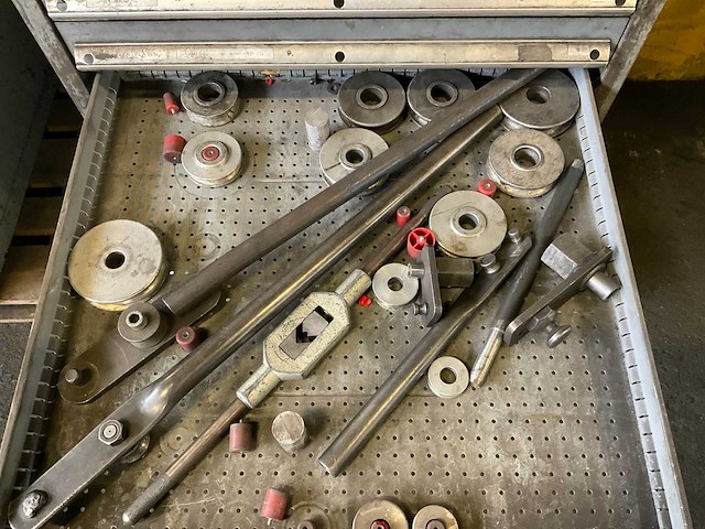 Metalen ladeblok met inhoud - afbeelding 8 van  11