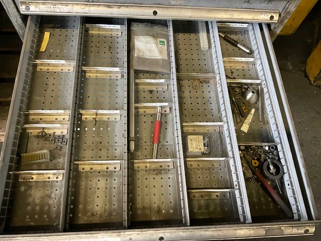 Metalen ladeblok met inhoud - afbeelding 9 van  11