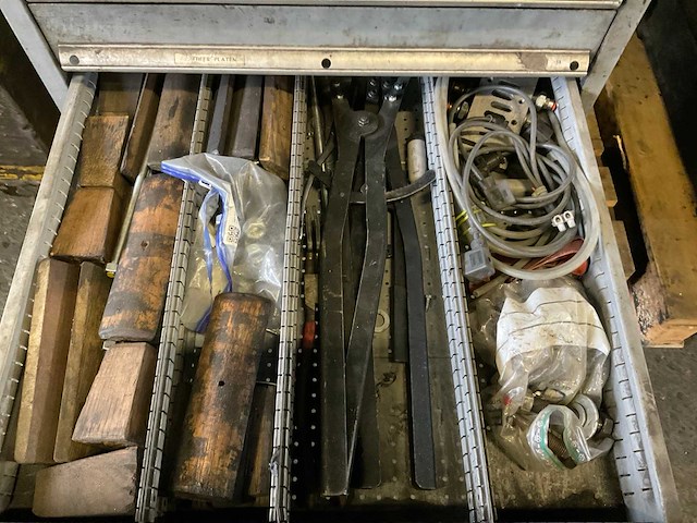 Metalen ladeblok met inhoud - afbeelding 4 van  10