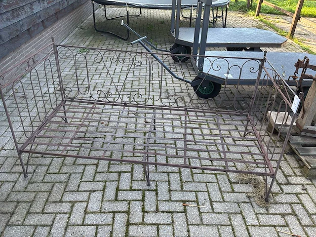 Metalen ledikant - afbeelding 1 van  3
