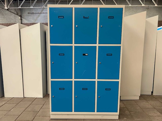 Metalen lockerkast / vakkenkast met 9 vakken (1x 6 vakken) (5x) - afbeelding 1 van  2