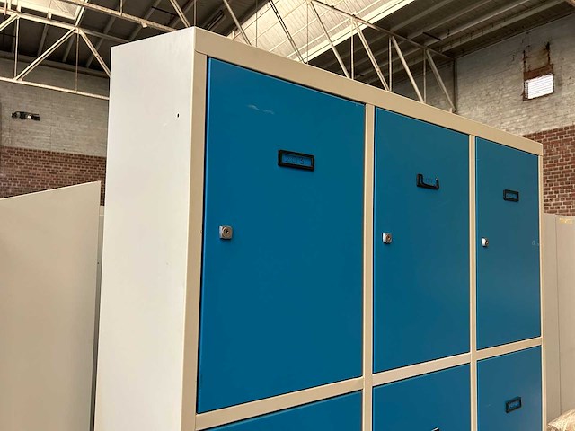 Metalen lockerkast / vakkenkast met 9 vakken (1x 6 vakken) (5x) - afbeelding 2 van  2