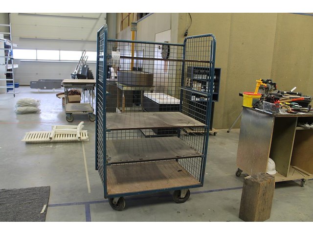 Metalen magazijnkar met vijf posities en drie legplanken. afmeting 106 x 70 x 180 cm - afbeelding 1 van  2