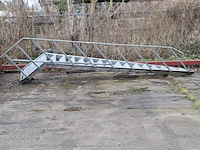 Metalen noodtrap met bordes 15 treeds met bordes
