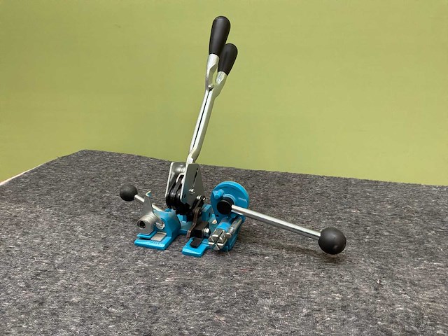 Metalen omsnoerings sluitzegel met tang - afbeelding 1 van  5