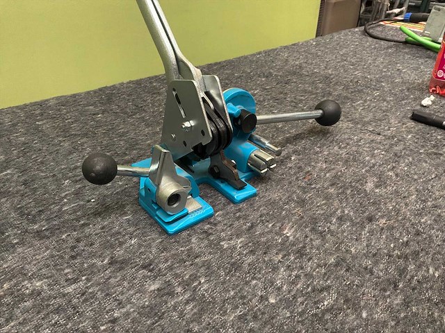 Metalen omsnoerings sluitzegel met tang - afbeelding 2 van  5