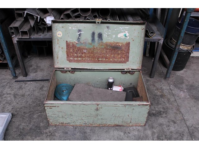Metalen opbergkist met afmeting 83 x 44 x 34 cm. - afbeelding 1 van  2