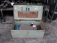 Metalen opbergkist met afmeting 83 x 44 x 34 cm. - afbeelding 1 van  2