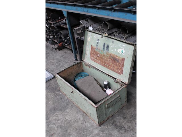 Metalen opbergkist met afmeting 83 x 44 x 34 cm. - afbeelding 2 van  2