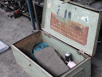 Metalen opbergkist met afmeting 83 x 44 x 34 cm. - afbeelding 2 van  2