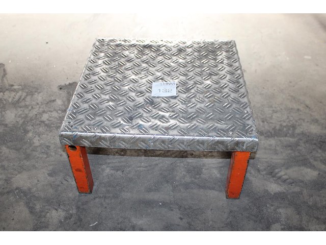 Metalen opstapje met afmeting 50 x 50 x 25 cm. - afbeelding 1 van  2