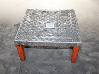 Metalen opstapje met afmeting 50 x 50 x 25 cm.