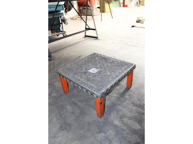 Metalen opstapje met afmeting 50 x 50 x 25 cm. - afbeelding 2 van  2