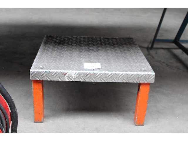 Metalen opstapje met afmeting 50 x 50 x 25 cm. - afbeelding 1 van  2